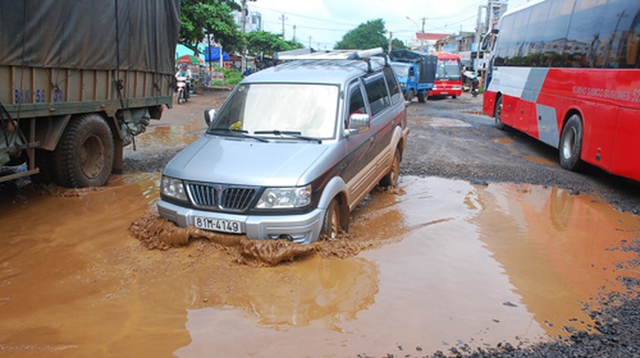 Central Highlands road severely deteriorated - 1