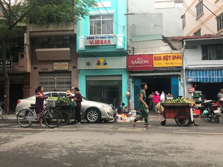 Unofficial markets continue blocking HCM City streets - 4
