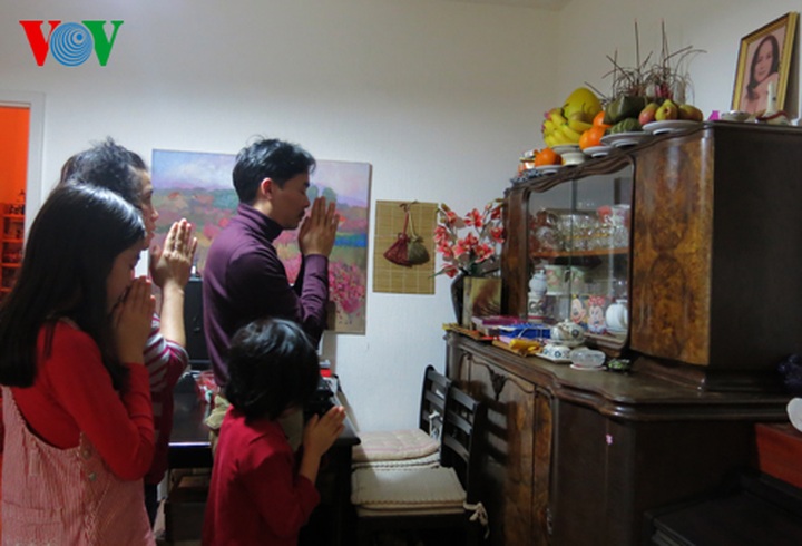 Revellers ring in Lunar New Year across Vietnam - 3