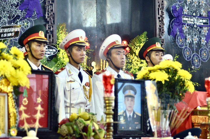 Funeral held for crashed helicopter crew - 1