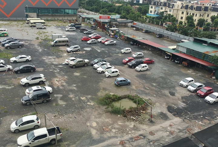 Hundreds of households upset after parking lot closed - 1 Hundreds of households upset after parking lot closed - 1