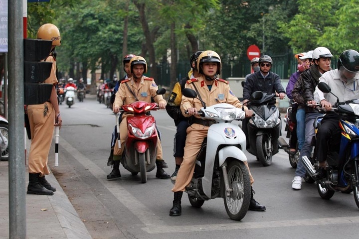 Hanoi police start clamping down on children helmet rules - 1