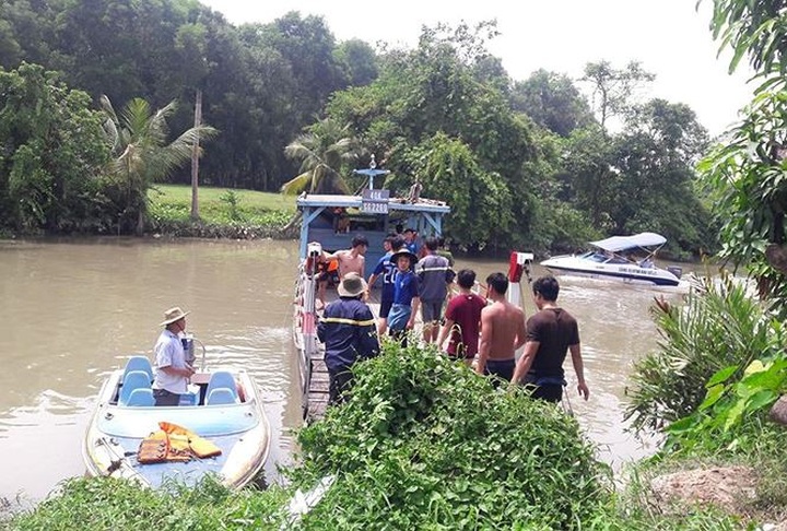 Barge sinks on Dong Nai River, leaving two dead, one missing - 1
