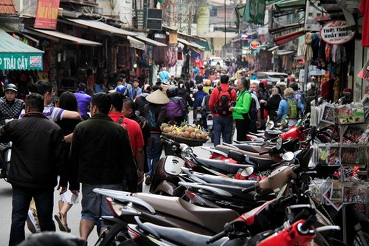 Hanoi still fails to fight against pavement encroachment - 1
