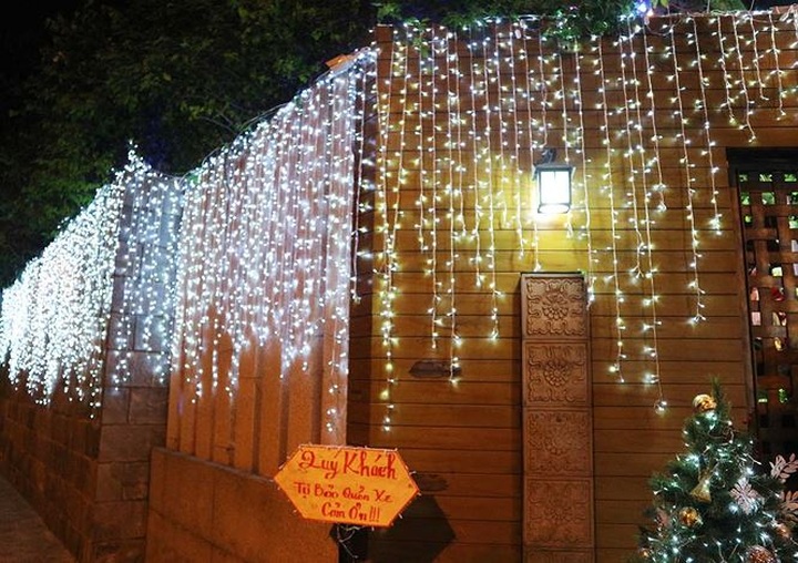 Singer's Christmas house turns big attraction - 3