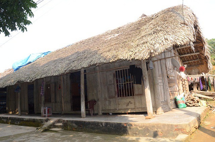 Little ethnic minority girl struggling with retinoblastoma - 2