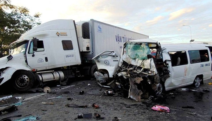 Fatal accident in Quang Nam caused by sleepy driver - 1