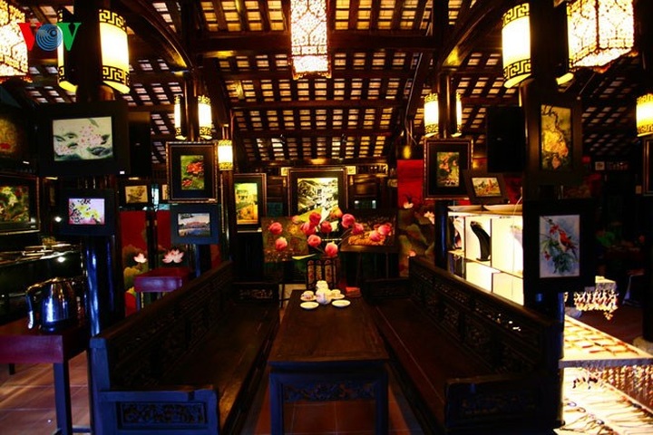 Hue pedestrian street appeals to tourists - 4