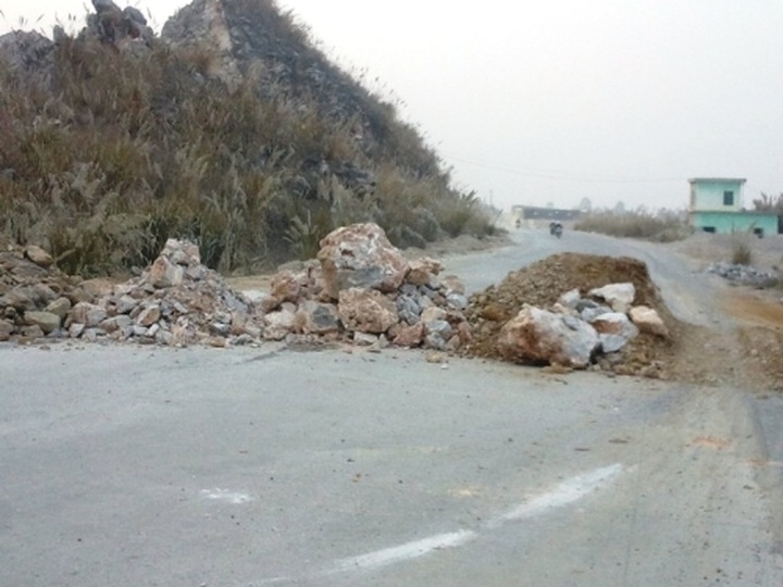 People build tents around cement factory in protest of pollution - 5