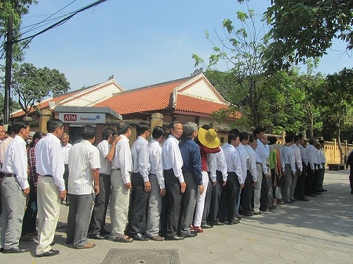 Crowds pay tribute to late President Ho Chi Minh - 4 Crowds pay tribute to late President Ho Chi Minh - 4