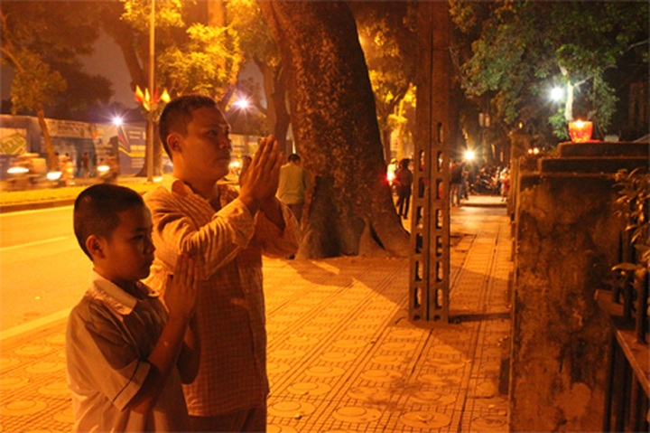Crowds of people pay tribute to General Vo Nguyen Giap - 6