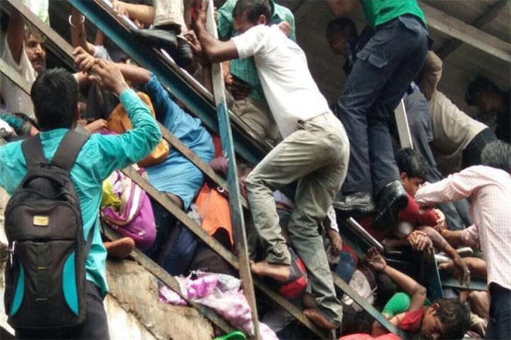 Mumbai commuter stampede leaves at least 22 dead - 1