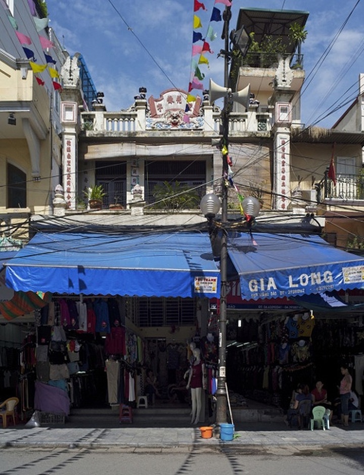 Many old temples in Hanoi turned into hotels, underwear shops - 4