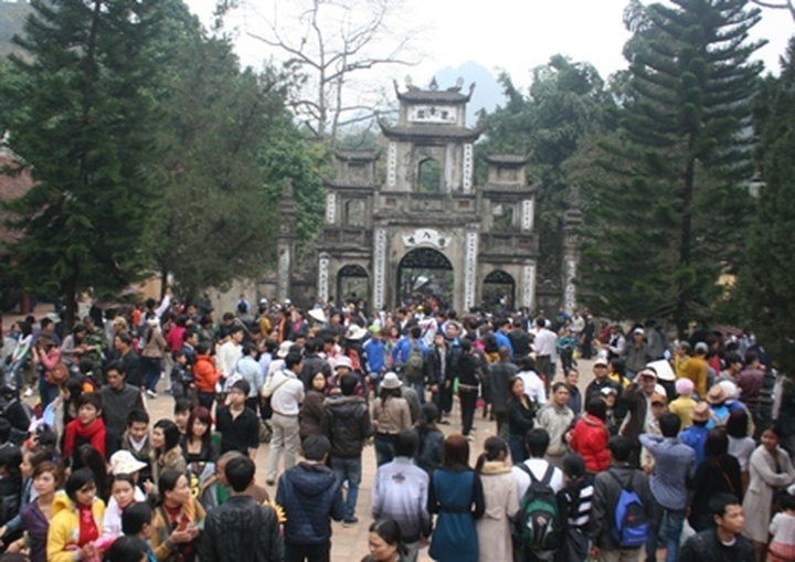 Prices go up as tourists flock to the Huong Pagoda Festival - 1