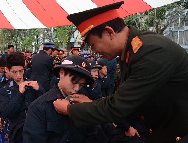 Thousands of young Hanoian men join the army - 8