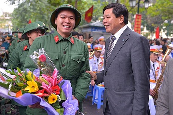 Thousands of young Hanoian men join the army - 5