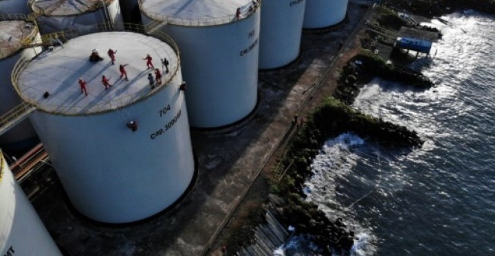 Greenpeace 'occupies' Indonesia palm oil plant with rock band - 1