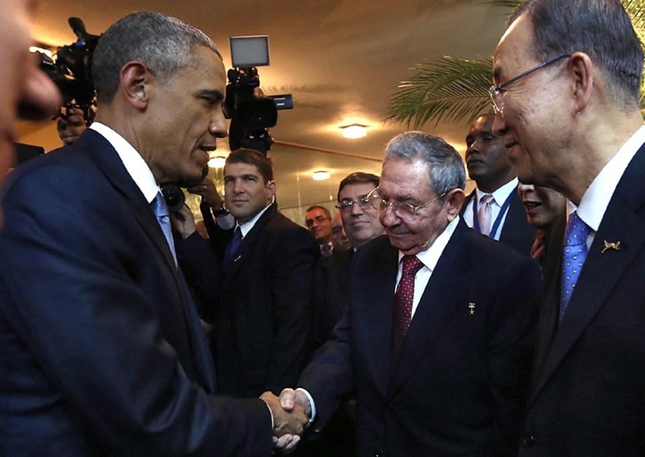 Obama, Castro shake hands at historic summit - 1 Obama, Castro shake hands at historic summit - 1