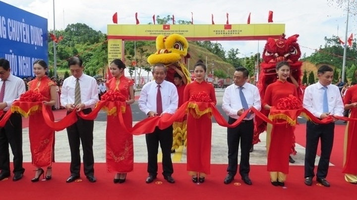 Freight route at Vietnam – China Border Gate opens to traffic - 1