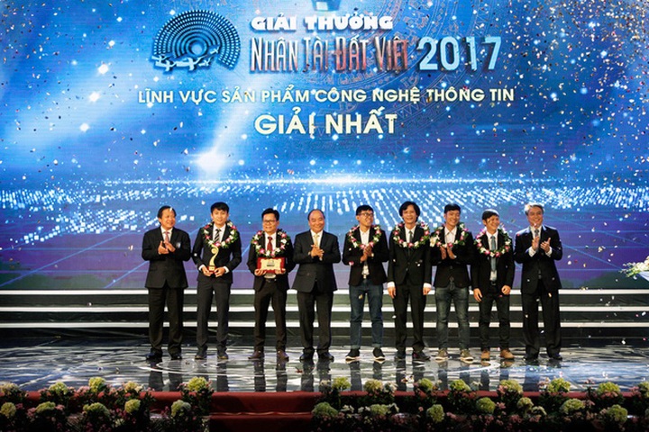 PM presents first prize at Vietnamese Talent Awards - 8