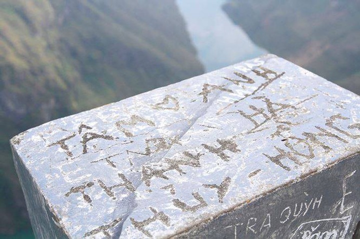 Famous pass suffers graffiti - 3