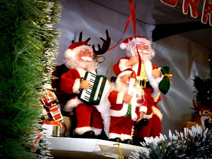 Young Vietnamese embrace Christmas - 12