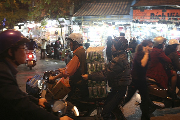 Tet atmosphere washes over Hanoi's streets - 4 Tet atmosphere washes over Hanoi's streets - 4