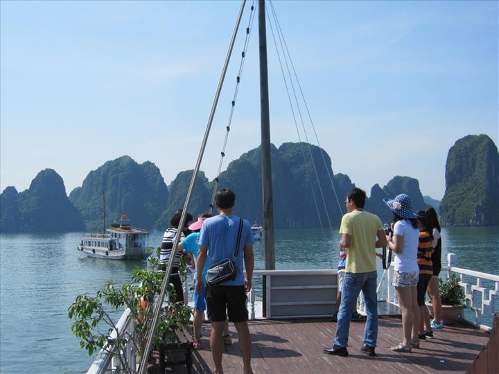 Tourists complain of Ha Long Bay trip cut short - 1