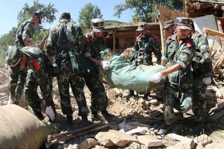 Rescuers battle to find China quake survivors - 1