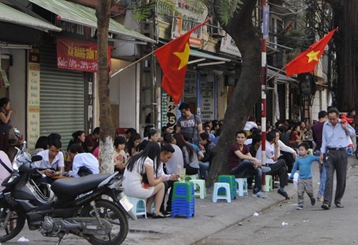 Hanoi authorities reluctant to deal with pavement encroachment - 1