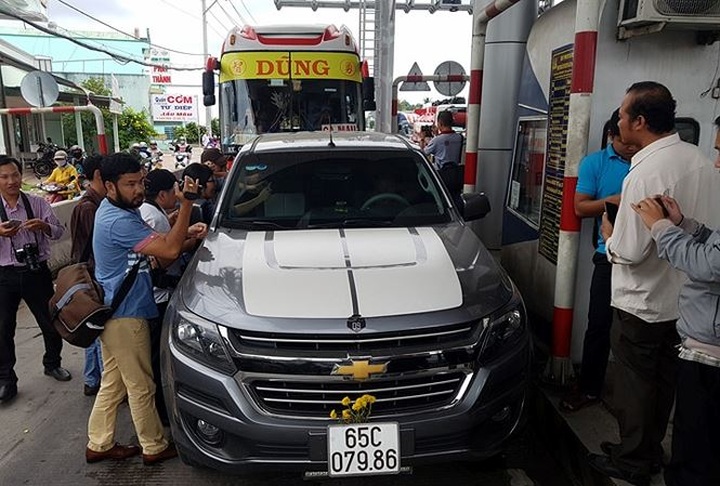 Drivers block toll booth in fees protest - 1