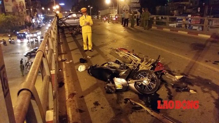 Taxi driver jumps from overpass after hitting seven motorbikes - 9 Taxi driver jumps from overpass after hitting seven motorbikes - 9