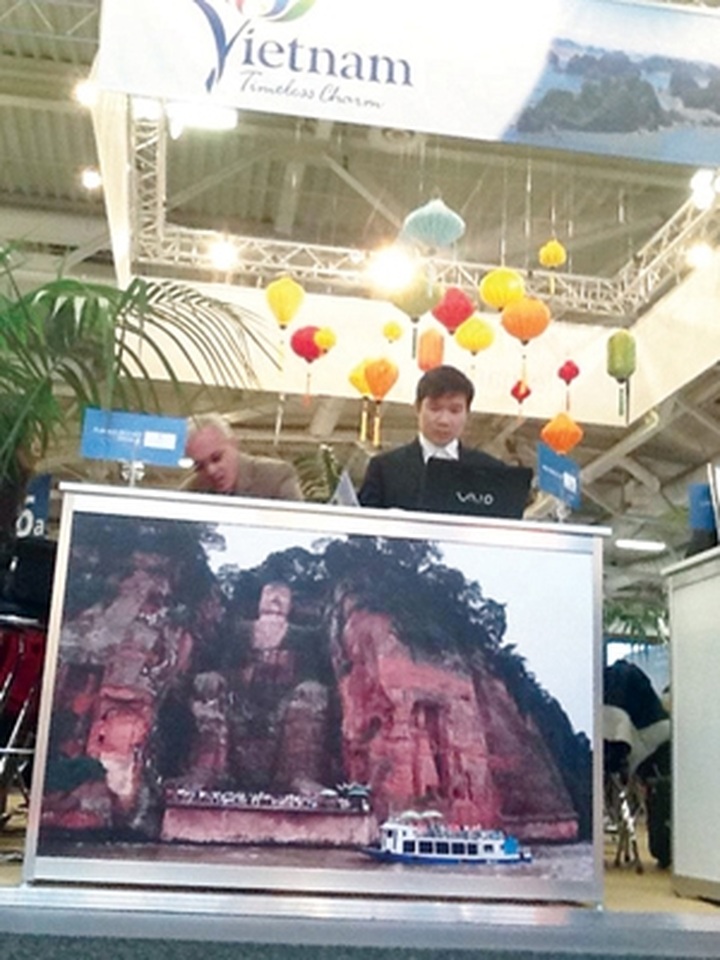Vietnamese booth displays pictures of China at travel fair - 1 Vietnamese booth displays pictures of China at travel fair - 1
