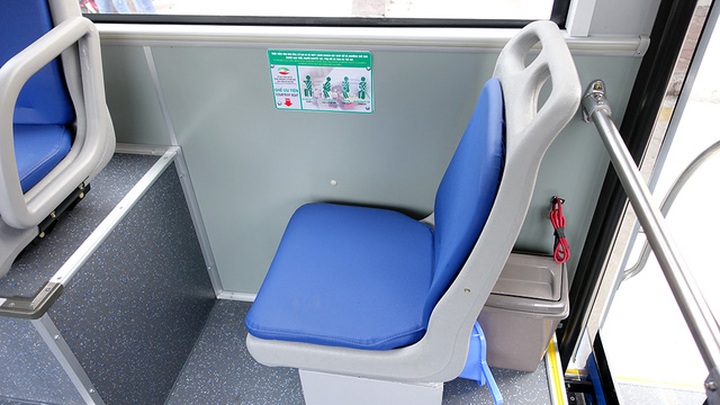 Cheap bus service to Noi Bai Airport launched - 8