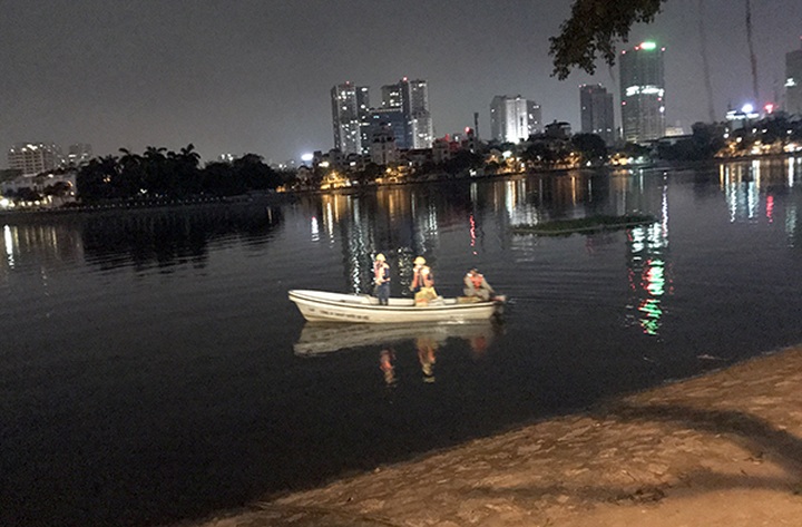 Tonnes of fish found dead in Hanoi lake - 4 Tonnes of fish found dead in Hanoi lake - 4