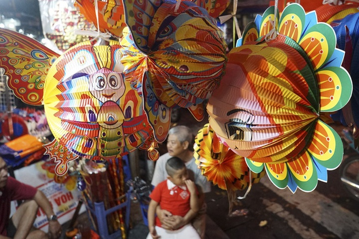 Hanoi's Old Quarter before the Mid-autumn Festival - 5