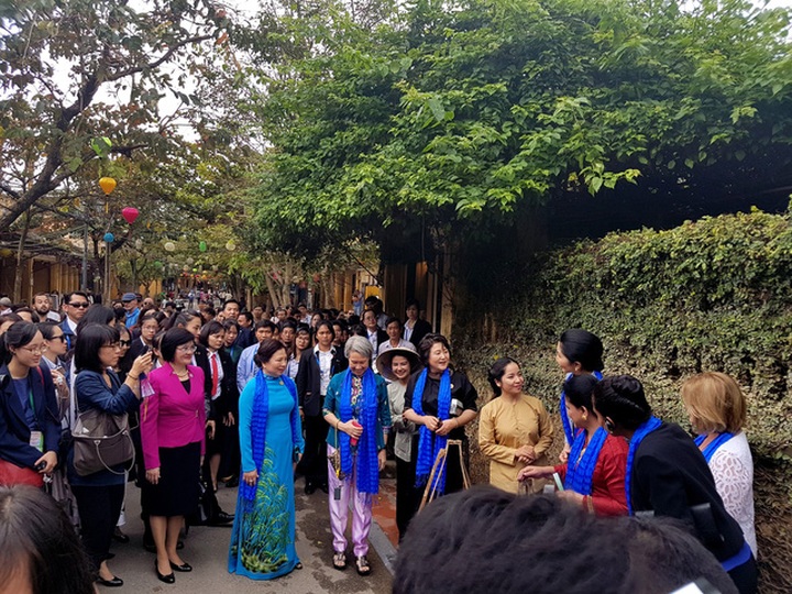 APEC 2017: Wives of APEC leaders visit ancient Hoi An city - 4 APEC 2017: Wives of APEC leaders visit ancient Hoi An city - 4