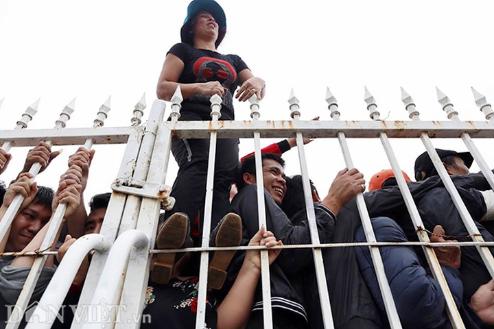 Fans scramble for Vietnam-Malaysia match tickets - 5
