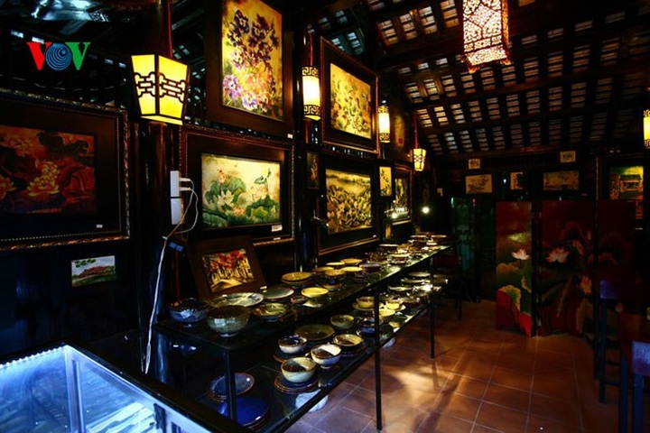 Hue pedestrian street appeals to tourists - 5