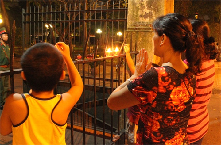 Crowds of people pay tribute to General Vo Nguyen Giap - 4