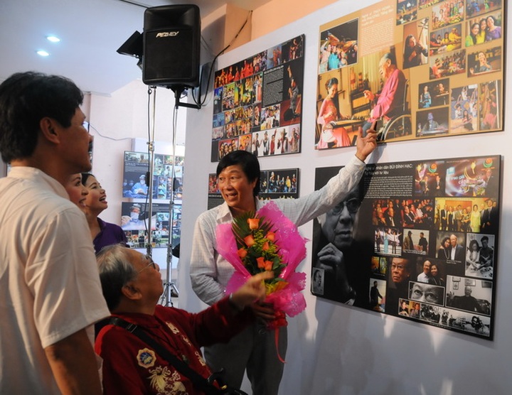 Artist honors 300 renowned faces by photos - 2