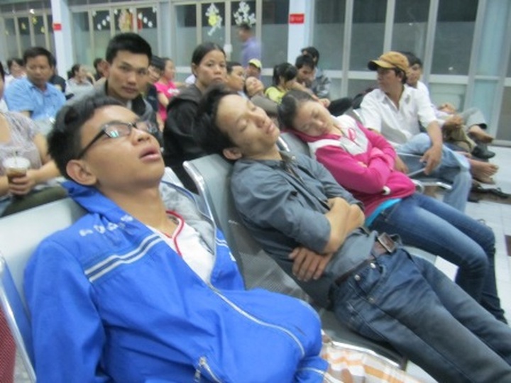 Tet means overnight stays at train stations for many - 13