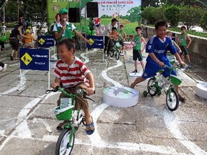 Giant painting session to brighten Children's Day - 1