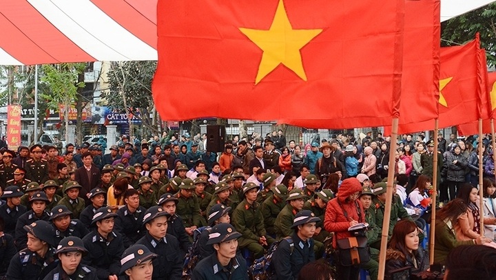 Thousands of young Hanoian men join the army - 1