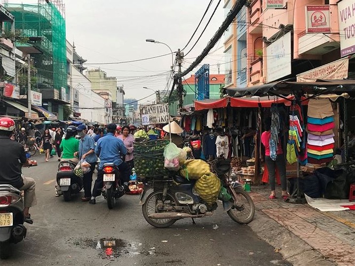 Unofficial markets continue blocking HCM City streets - 7
