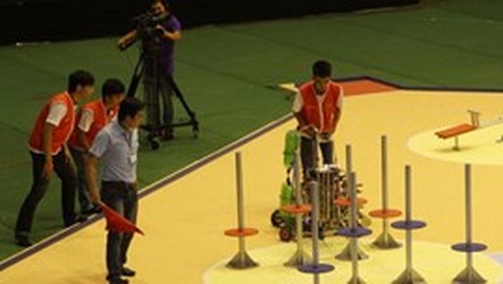 Lac Hong sweeps top prizes at Robocon Vietnam 2014 - 1