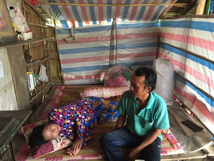 Poor man calls for help to save his wife - 1