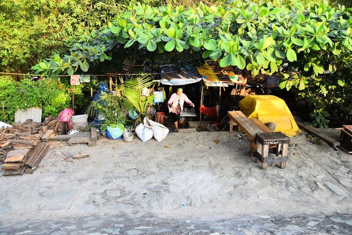 Family lives on a boat on Saigon canal for two decades - 1