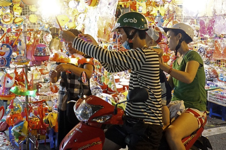 Hanoi's Old Quarter before the Mid-autumn Festival - 6