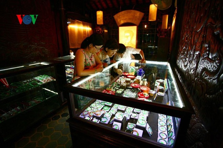 Hue pedestrian street appeals to tourists - 6